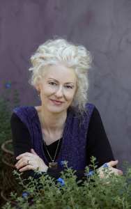 Interview with writer and editor Amanda Curtin by Nicole Melanson - photo by Gary Peters